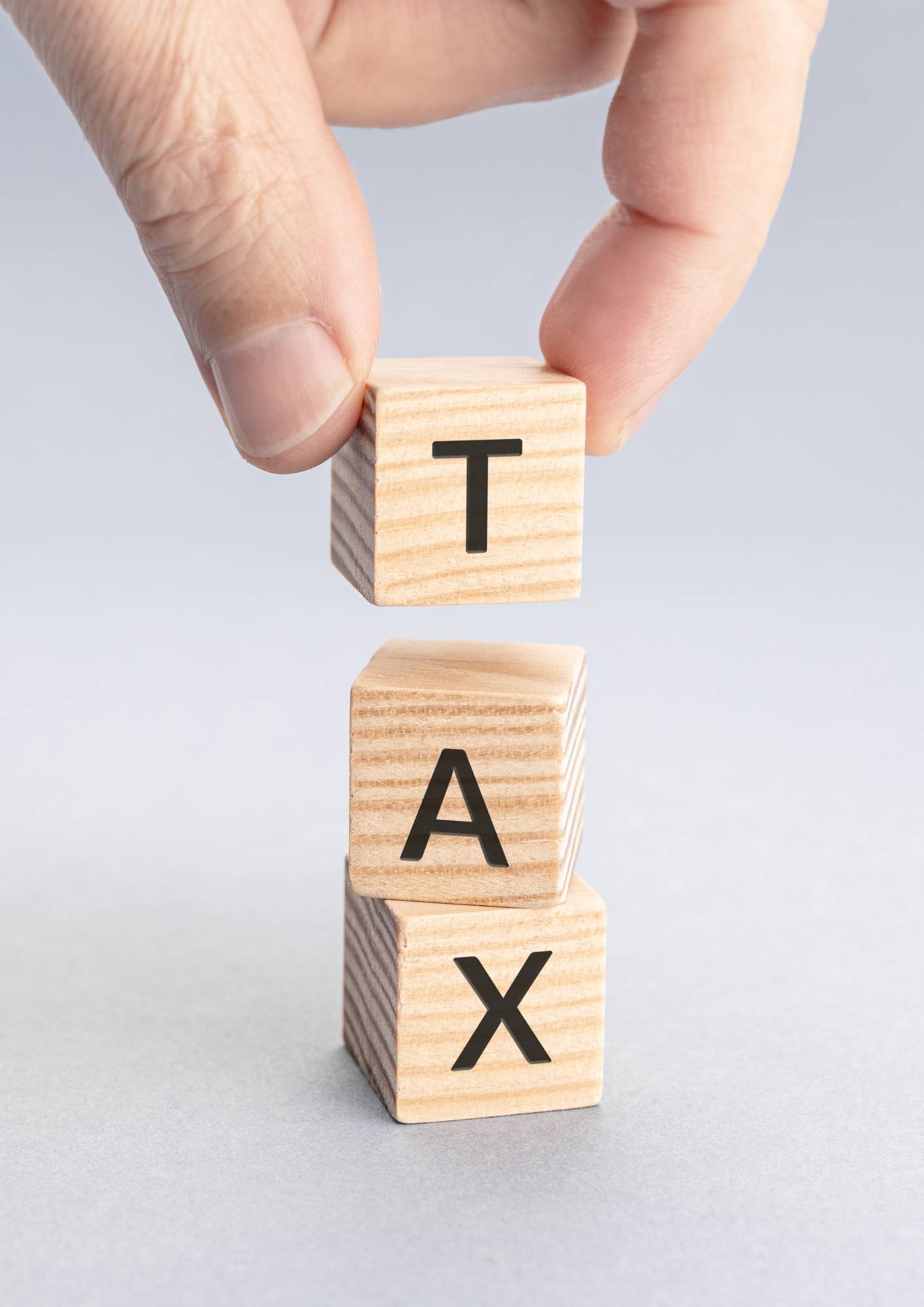 Équipe de comptables professionnels analysant une déclaration fiscale